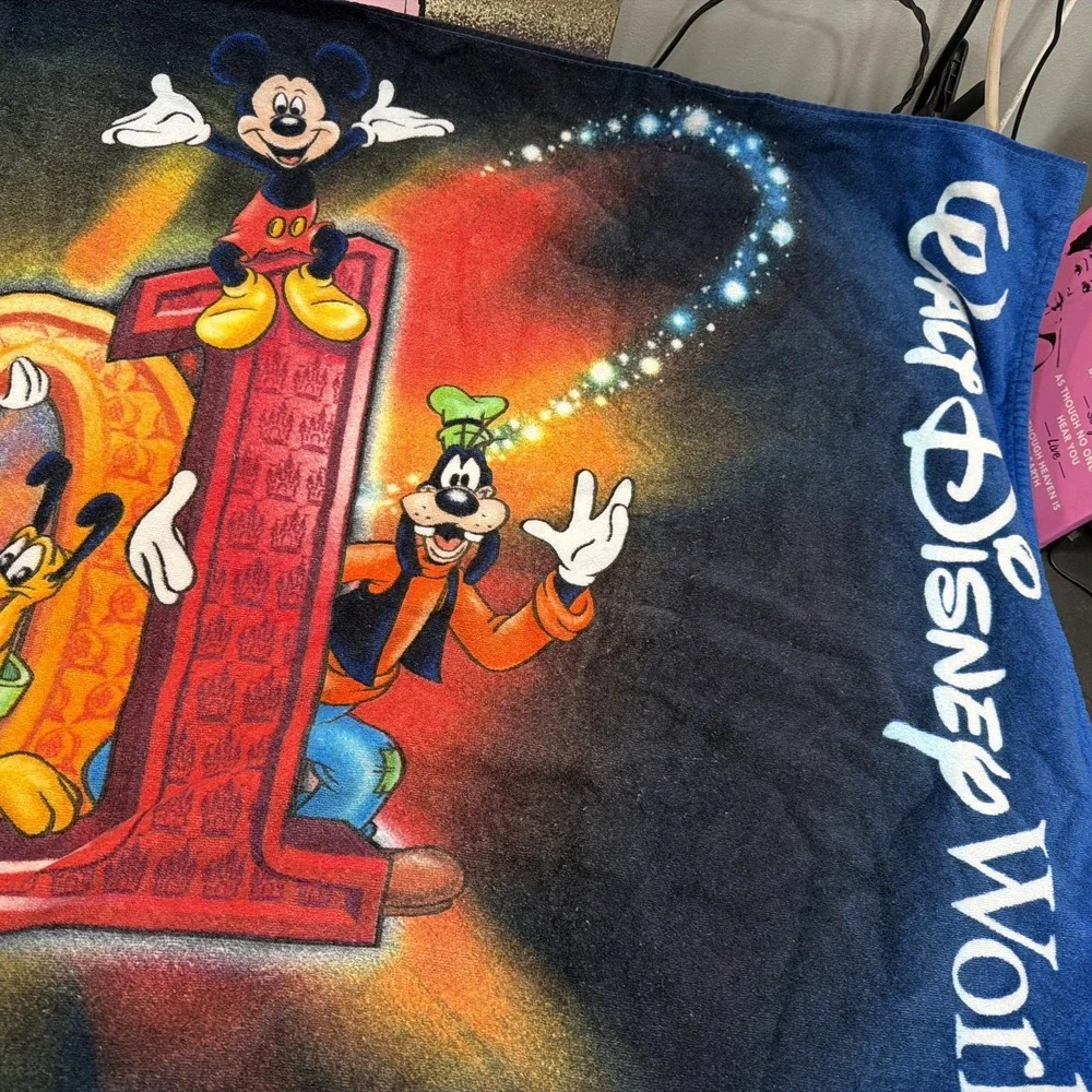 Vintage Silver Spoon 2001 Walt Disney World Beach Bath Towel Bright Colors Thick